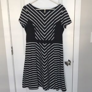 Ellen Tracy short sleeve black/white striped dress